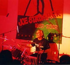 Richard live with the 101ers, Joe Strummer memorial 2002 © unknown